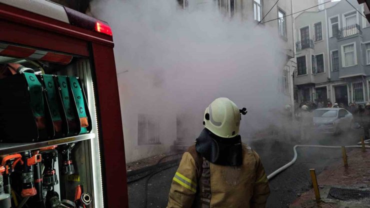 BEYOĞLU’NDA KORKUTAN YANGIN: KALBİ DURAN KEDİYİ İTFAİYE HAYATA DÖNDÜRDÜ