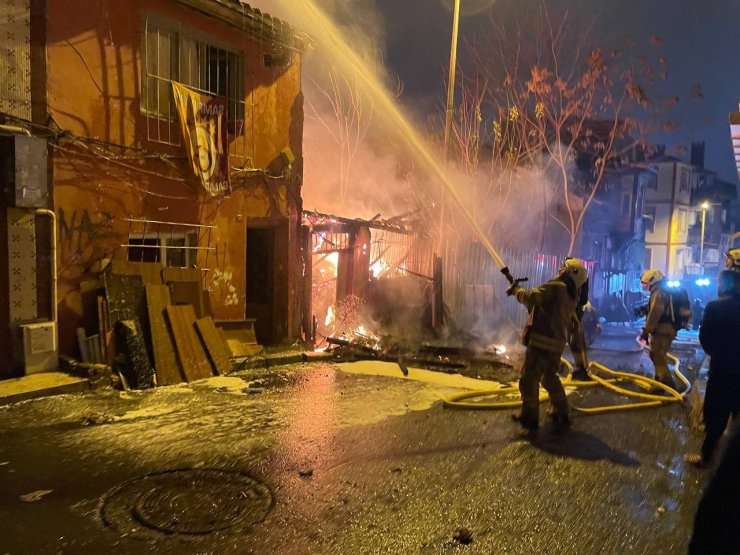 BEYOĞLU’NDA 3 KATLI AHŞAP BİNA ALEVLERE TESLİM OLDU