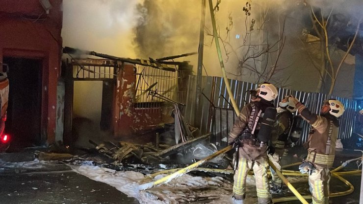 BEYOĞLU’NDA 3 KATLI AHŞAP BİNA ALEVLERE TESLİM OLDU