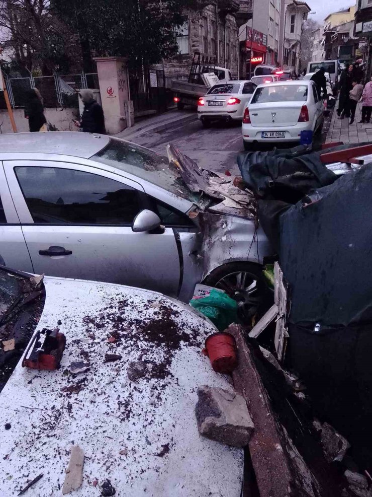 SARIYER’DE METRUK BİNANIN BALKONU ÇÖKTÜ: İKİ ARAÇ HASAR GÖRDÜ