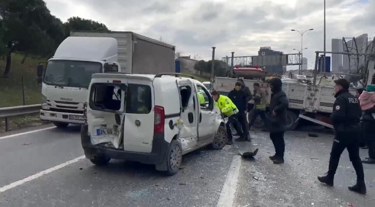 TEM OTOYOLU HARAMİDERE BAĞLANTISINDA 6 ARAÇLI ZİNCİRLEME KAZA: 8 YARALI