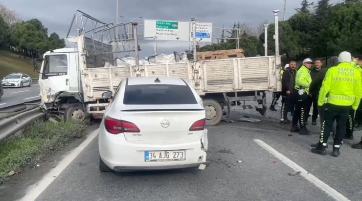 TEM OTOYOLU HARAMİDERE BAĞLANTISINDA 6 ARAÇLI ZİNCİRLEME KAZA: 8 YARALI