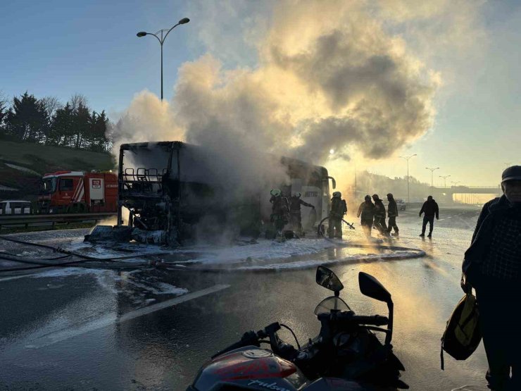 İSTANBUL’DA YOLCU OTOBÜSÜ ALEVLERE TESLİM OLDU: 25 KİŞİ ÖLÜMDEN DÖNDÜ