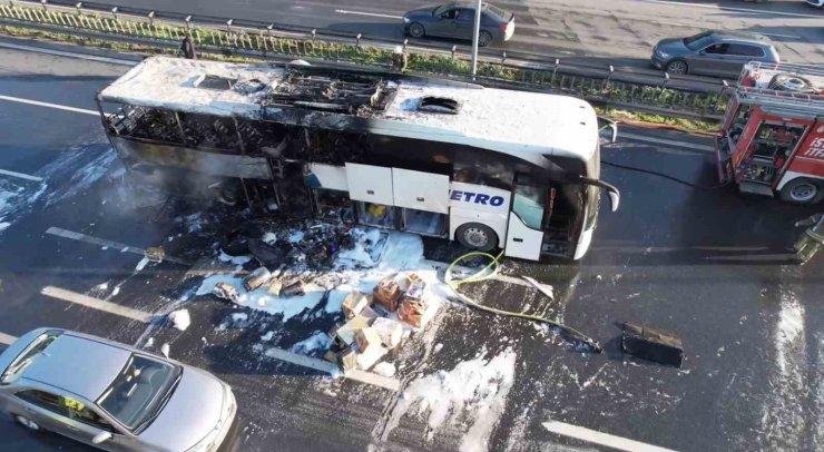 İSTANBUL’DA YOLCU OTOBÜSÜ ALEVLERE TESLİM OLDU: 25 KİŞİ ÖLÜMDEN DÖNDÜ