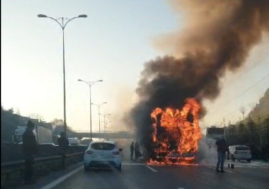 İSTANBUL’DA YOLCU OTOBÜSÜ ALEVLERE TESLİM OLDU: 25 KİŞİ ÖLÜMDEN DÖNDÜ