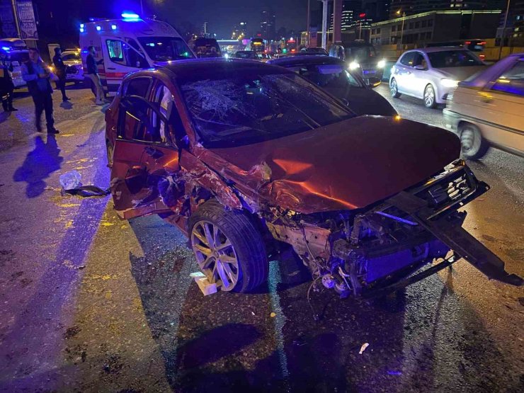 ÜSKÜDAR’DA 3 ARAÇLI ZİNCİRLEME KAZA: 5 YARALI