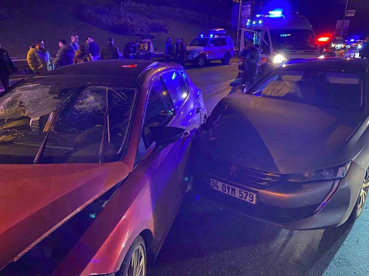 ÜSKÜDAR’DA 3 ARAÇLI ZİNCİRLEME KAZA: 5 YARALI