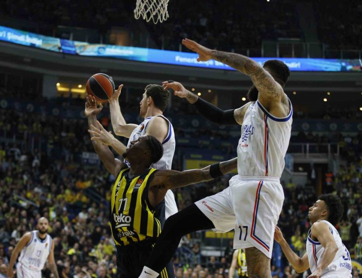 EUROLEAGUE’DE TÜRK DERBİSİNİ FENERBAHÇE KAZANDI