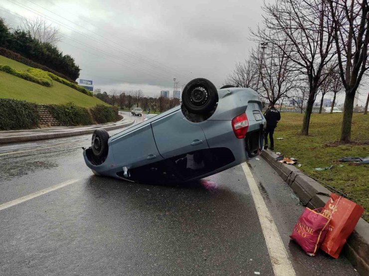 BAŞAKŞEHİR’DE TERS DÖNEN OTOMOBİLDEKİ 3 KİŞİ BURNU BİLE KANAMADAN KURTULDU