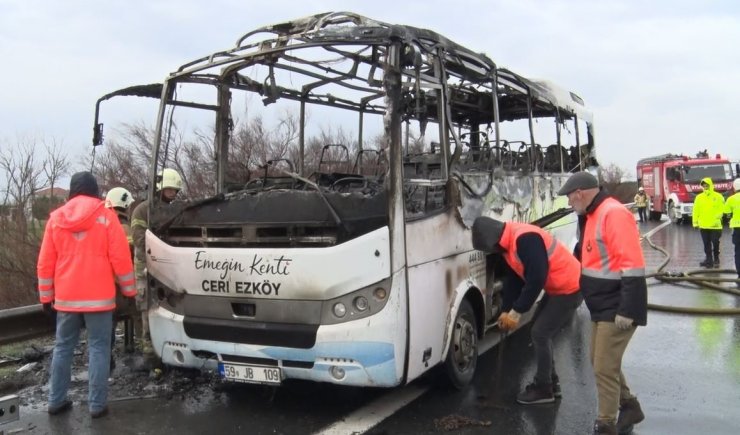 BÜYÜKÇEKMECE TEM OTOYOLUNDA SEYİR HALİNDEKİ MİDİBÜS ALEV TOPUNA DÖNDÜ