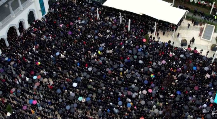 BİNLERCE SEVENİ FERDİ TAYFUR’U SON YOLCULUĞUNA BÖYLE UĞURLADI