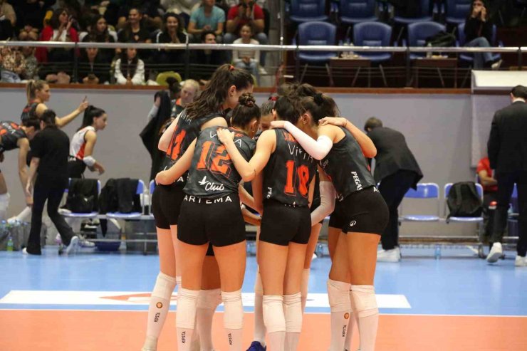 VODAFONE SULTANLAR LİGİ: ARAS KARGO: 0 - ECZACIBAŞI DYNAVİT: 3