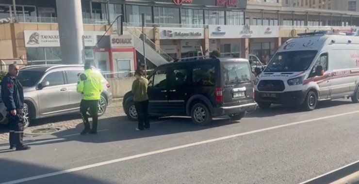 AVCILAR’DA YOL VERMEME KAVGASI KADIN SÜRÜCÜ KOLUNDAN BIÇAKLADI