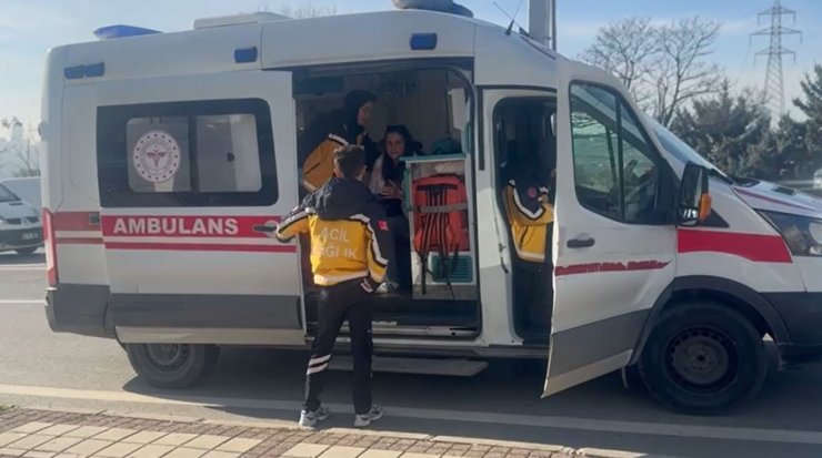 AVCILAR’DA YOL VERMEME KAVGASI KADIN SÜRÜCÜ KOLUNDAN BIÇAKLADI