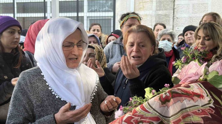 EYÜPSULTAN’DA EŞİ TARAFINDAN SİLAHLA VURULARAK ÖLDÜRÜLEN KADIN SON YOLCULUĞUNA UĞURLANDI