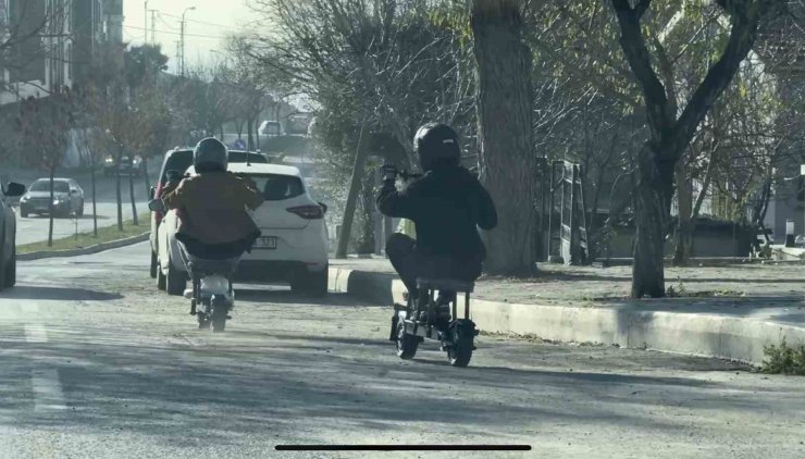 TRAFİKTE İLGİNÇ ANLAR: TABURENİN ÜZERİNE OTURARAK ELEKTRİKLİ SCOOTER KULLANDILAR