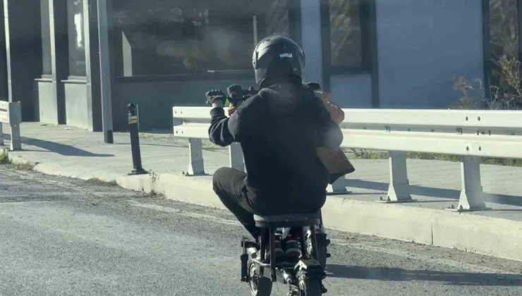 TRAFİKTE İLGİNÇ ANLAR: TABURENİN ÜZERİNE OTURARAK ELEKTRİKLİ SCOOTER KULLANDILAR