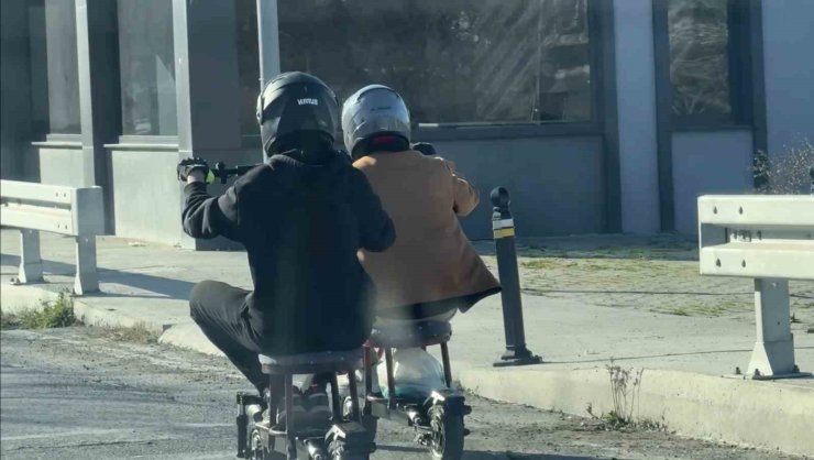 TRAFİKTE İLGİNÇ ANLAR: TABURENİN ÜZERİNE OTURARAK ELEKTRİKLİ SCOOTER KULLANDILAR