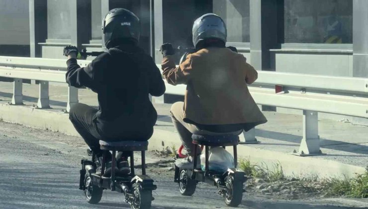 TRAFİKTE İLGİNÇ ANLAR: TABURENİN ÜZERİNE OTURARAK ELEKTRİKLİ SCOOTER KULLANDILAR