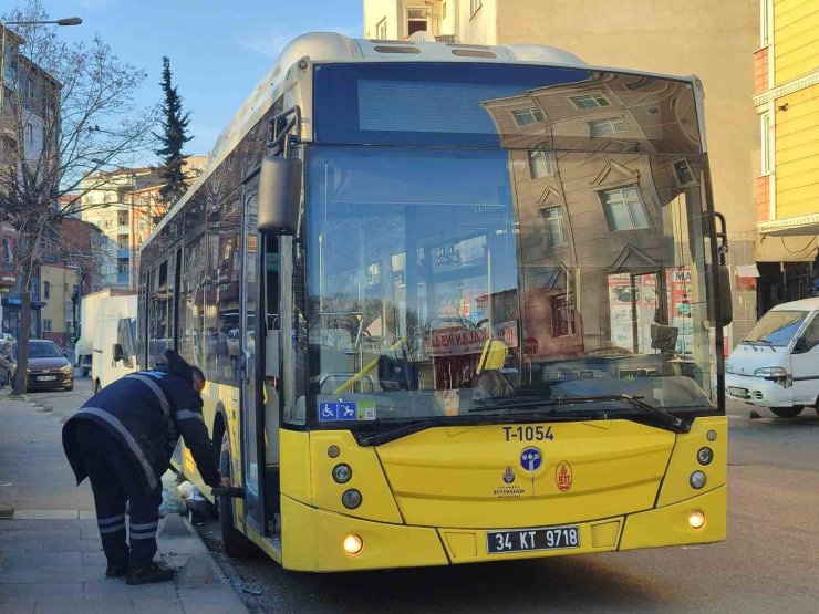 ESENLER’DE İETT OTOBÜSÜNE HAVALI TABANCAYLA ATEŞ AÇILDI