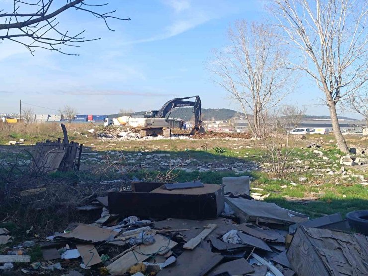 TUZLA’DA TEHLİKE SAÇAN MOLOZ YIĞINLARI GÜNDEME GELDİ, BELEDİYE HAREKETE GEÇTİ