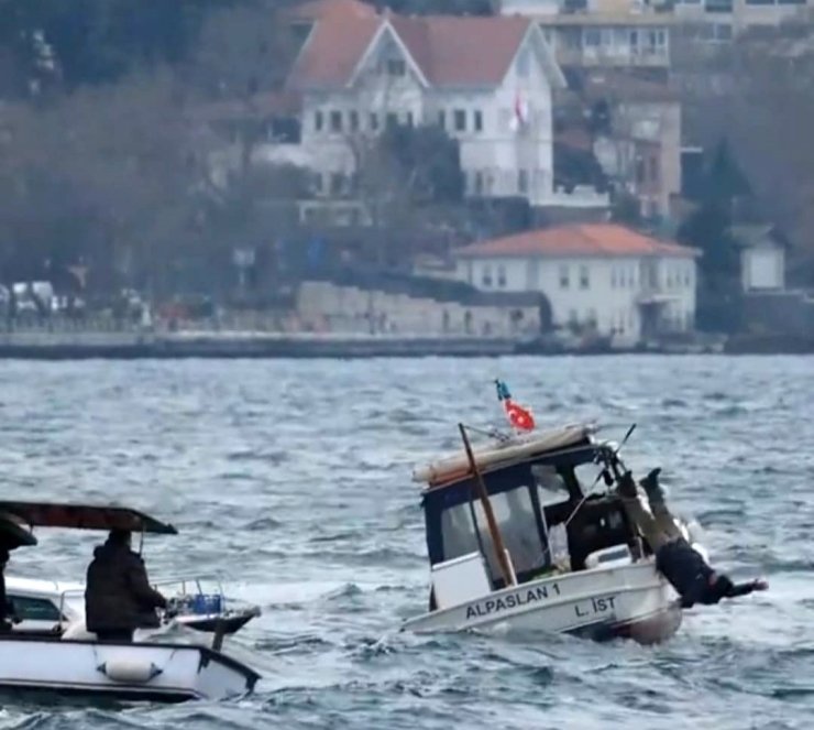 DALGA NEDENİYLE DENİZE DÜŞEN BALIKÇIYI KURTARMA OPERASYONU KAMERADA