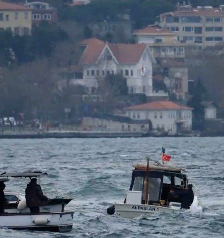 DALGA NEDENİYLE DENİZE DÜŞEN BALIKÇIYI KURTARMA OPERASYONU KAMERADA