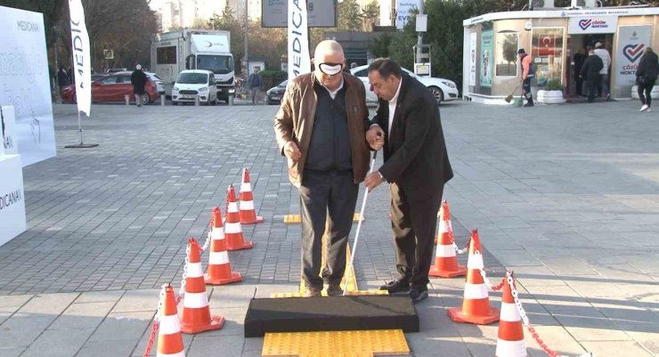 METROBÜS DURAĞINDAKİ ‘EMPATİ PARKURU’ İLE GÖRME ENGELLİLERE FARKINDALIK