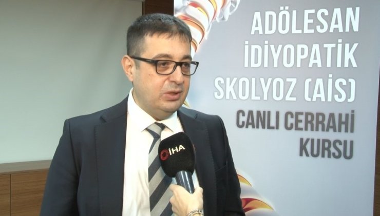 TÜRKİYE’DE BİR İLK: CANLI SKOLYOZ AMELİYATIYLA CERRAHİ KURS VERİLDİ