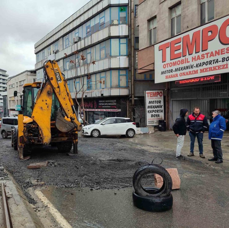 GÜNGÖREN’DE İBB’NİN YAPAMADIĞI YOL 46 GÜNDE 3’ÜNCÜ DEFA ÇÖKTÜ