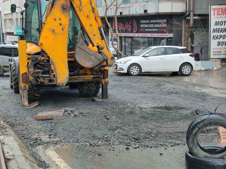 GÜNGÖREN’DE İBB’NİN YAPAMADIĞI YOL 46 GÜNDE 3’ÜNCÜ DEFA ÇÖKTÜ