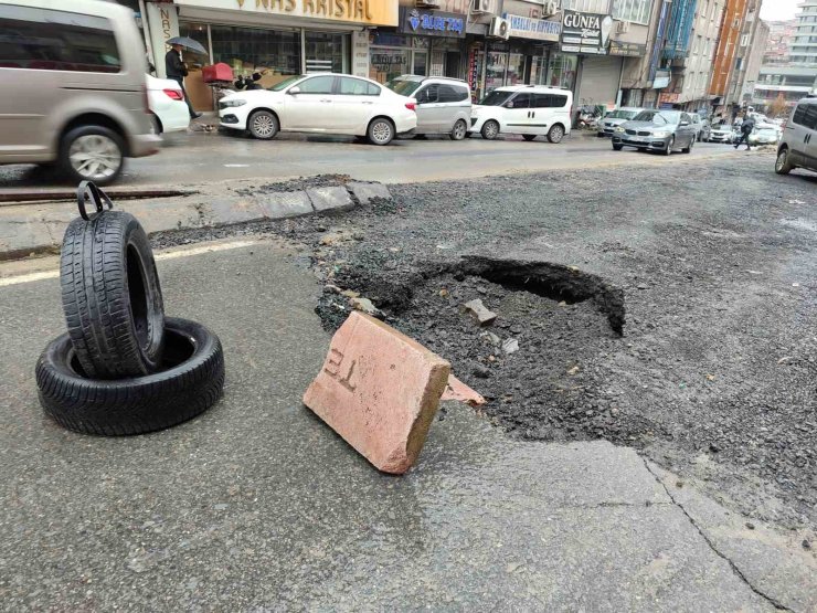 GÜNGÖREN’DE İBB’NİN YAPAMADIĞI YOL 46 GÜNDE 3’ÜNCÜ DEFA ÇÖKTÜ