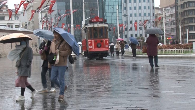 TAKSİM’DE SOĞUK VE YAĞIŞLI HAVA ETKİSİNİ SÜRDÜRÜYOR