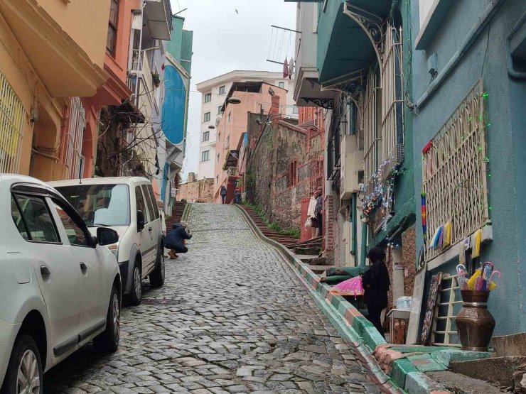 İSTANBUL’DA YOKUŞTAN KAYAN OTOMOBİL KADINI EZDİ: FECİ KAZA KAMERAYA YANSIDI