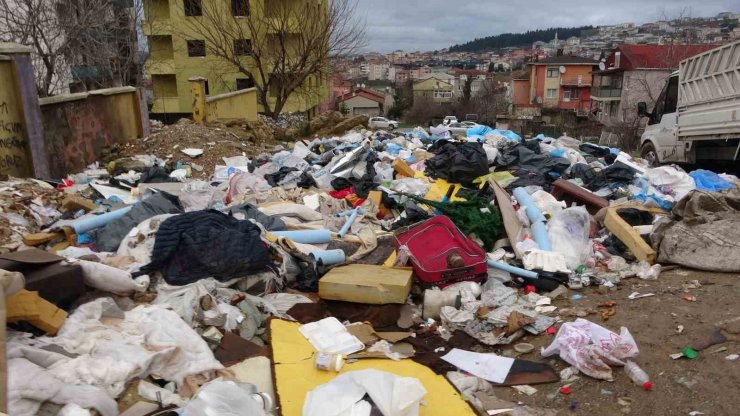 ÜSKÜDAR’DA ÇÖP VE MOLOZ YIĞINI KRİZİ: MAHALLELİ İSYAN ETTİ