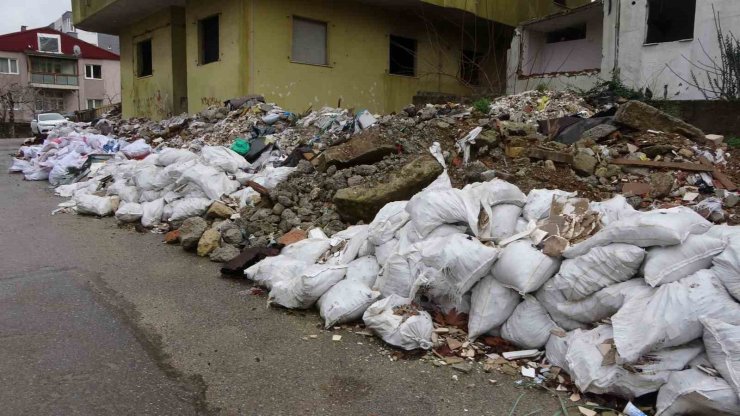 ÜSKÜDAR’DA ÇÖP VE MOLOZ YIĞINI KRİZİ: MAHALLELİ İSYAN ETTİ