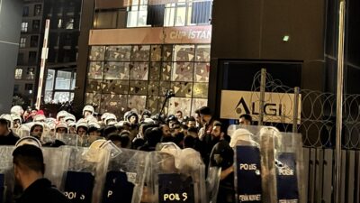 CHP İstanbul İl Başkanlığı binasında asılı bulunan Ekrem İmamoğlu posterinin