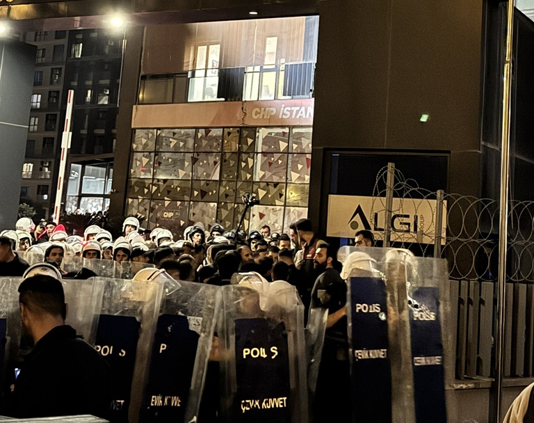 CHP İstanbul İl Başkanlığı binasında asılı bulunan Ekrem İmamoğlu posterinin
