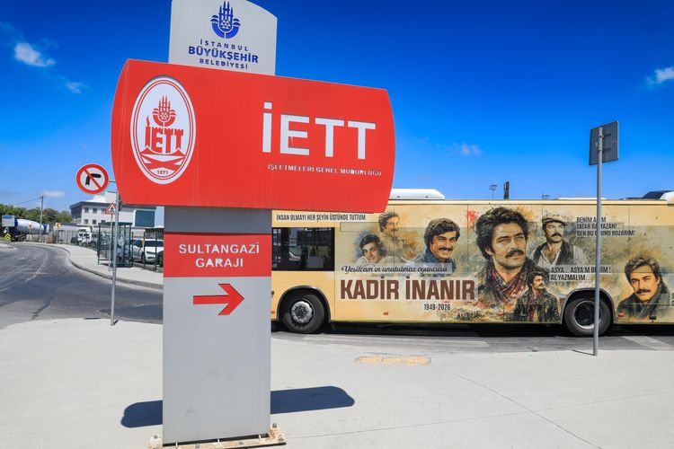Usta sanatçı için hazırlanan saygı otobüsü İstanbullularla buluştu